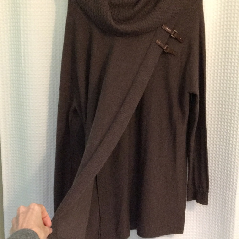 ELLEN TRACY - Super Chic Brown Sweater with Buckle Detail - Size: Large - Picture 8 of 13